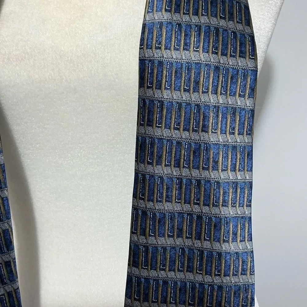 Barrington 100% silk blue and gold geometric design tie